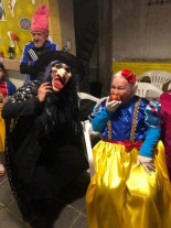 Vovó se veste de Branca de Neve e os filhos dos 7 anões para comemorar seus 96 anos