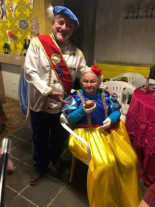 Vovó se veste de Branca de Neve e os filhos dos 7 anões para comemorar seus 96 anos