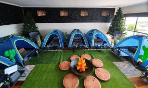 Inspirada em acampamento, mãe surpreende filho com festa de aniversário