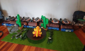 Inspirada em acampamento, mãe surpreende filho com festa de aniversário