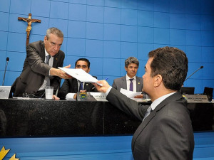 Legenda: Deputado Marçal assina pedido de abertura de CPI e entrega ao presidente da Assembleia, Paulo Corrêa