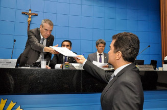 Legenda: Deputado Marçal assina pedido de abertura de CPI e entrega ao presidente da Assembleia, Paulo Corrêa