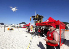 Bombeiro pilota drone que será utilizado para auxiliar salvamentos nas praias cariocas neste verão