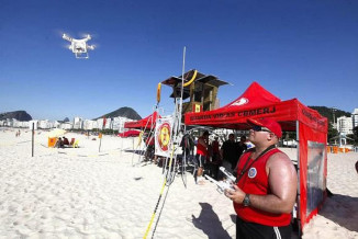 Bombeiro pilota drone que será utilizado para auxiliar salvamentos nas praias cariocas neste verão