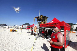Bombeiro pilota drone que será utilizado para auxiliar salvamentos nas praias cariocas neste verão