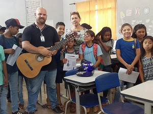 Projeto consiste em oferecer aulas de violão para os alunos da Rede Municipal de Ensino no contra turno escolar