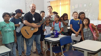 Projeto consiste em oferecer aulas de violão para os alunos da Rede Municipal de Ensino no contra turno escolar
