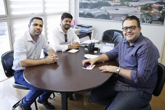 Alan Guedes recebendo convite pelas mãos superintendente do hospital, Wesley Ferreira, e pelo diretor financeiro, Filipe Cunha