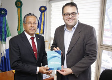 Legenda: Alan Guedes recebendo o livro de José Carlos