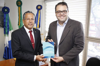 Legenda: Alan Guedes recebendo o livro de José Carlos