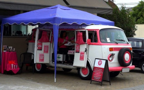 Manicure personaliza Kombi para fazer unhas em pontos fixos e faz sucesso