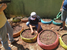 Mais uma escola de Dourados  recebe Projeto Horta com Pneus
