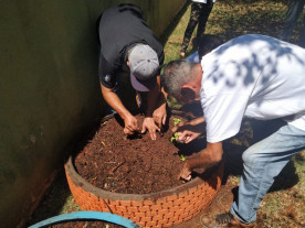 Mais uma escola de Dourados  recebe Projeto Horta com Pneus