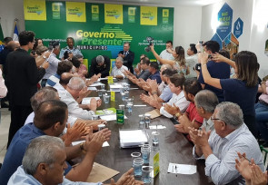 Délia pede ao governador mais recursos para a Saúde