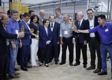 Presidente da Câmara, Alan Guedes e autoridades durante inauguração da Indústria Coamo de Dourados