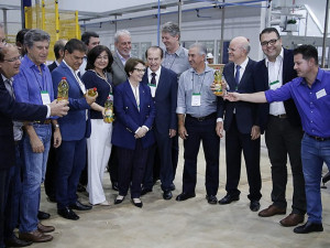 Presidente da Câmara, Alan Guedes e autoridades durante inauguração da Indústria Coamo de Dourados