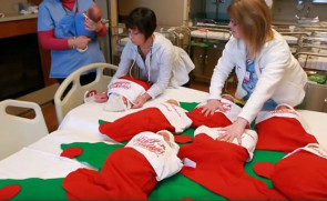 Tradição de Natal: hospital coloca recém-nascidos em meias
