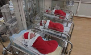 Tradição de Natal: hospital coloca recém-nascidos em meias