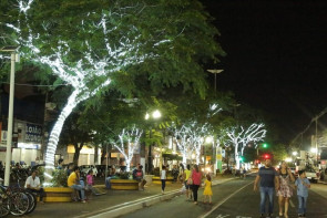 Milhares prestigiam abertura do Natal para Todos na praça
