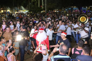 Milhares prestigiam abertura do Natal para Todos na praça