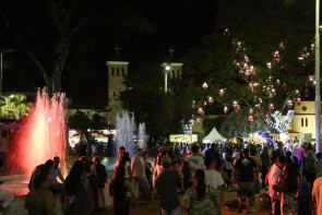 Milhares prestigiam abertura do Natal para Todos na praça