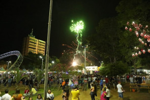 Milhares prestigiam abertura do Natal para Todos na praça