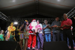 Milhares prestigiam abertura do Natal para Todos na praça