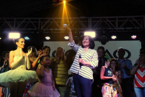 Milhares prestigiam abertura do Natal para Todos na praça