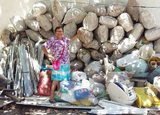 Isabel reuniu mais de 300 kg de latas para ajudar manutenção do filho na Europa