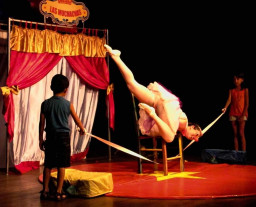 Mambembe Trupe Teatral faz apresentação circense para crianças gratuita no domingo