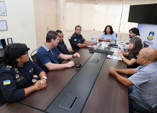 Integrantes da Guarda Municipal em reunião com a prefeita Délia Razuk comemoram a realização do curso de Libras para os integrantes da instituição