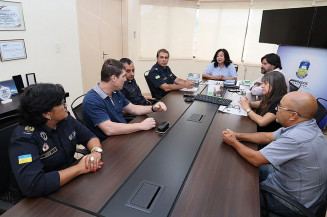 Integrantes da Guarda Municipal em reunião com a prefeita Délia Razuk comemoram a realização do curso de Libras para os integrantes da instituição