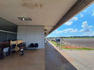Telhado do terminal de passageiros do aeroporto está sendo substituído, para pôr fim ás goteiras; forro de gesso também será recuperado