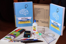 Kits contendo os materiais escolares começam a ser descarregados nesta sexta-feira e vão atender todas as escolas da rede municipal e centros de educação infantil