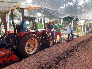 Máquinas e equipe da Secretaria de Agricultura Familiar estão nas escolas dos distritos preparando a terra para o Programa de Horte escolar