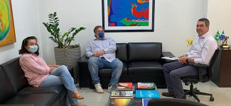 Prefeita Délia e deputado Neno Razuk reunidos com o secretário estadual de Governo, Eduardo Riedel, na manhã desta quarta-feira em Campo Grande