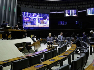 Deputados no plenário da Câmara durante a sessão desta quinta-feira (26)