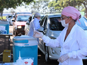 Campanha de vacinação contra a gripe imunizou grande número de idosos no sistema drive thru em Dourados
