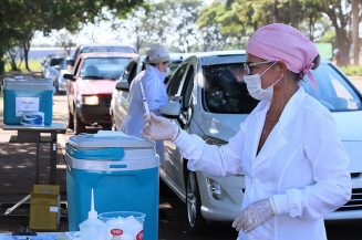 Campanha de vacinação contra a gripe imunizou grande número de idosos no sistema drive thru em Dourados