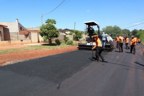 Prefeitura de Dourados mantém frentes  de asfalto em sete regiões da cidade