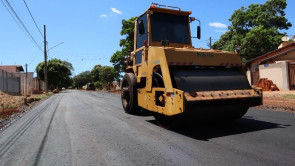 Prefeitura de Dourados mantém frentes  de asfalto em sete regiões da cidade