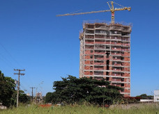 Prédio em obras na Avenida Presidente Vargas, saída para itaporã; torre de 34 pavimentos está no 13º piso