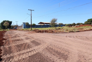 Prefeitura de Dourados prossegue com obras de pavimentação em parte do bairro Laranja Doce