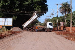 Prefeitura de Dourados prossegue com obras de pavimentação em parte do bairro Laranja Doce