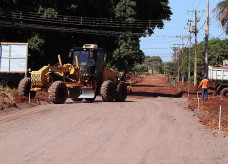 A Prefeitura de Dourados está realizando a pavimentação asfáltica de parte do bairro Laranja Doce além de construção de calçadas e meio fio