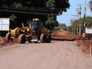 A Prefeitura de Dourados está realizando a pavimentação asfáltica de parte do bairro Laranja Doce além de construção de calçadas e meio fio