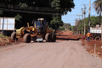 A Prefeitura de Dourados está realizando a pavimentação asfáltica de parte do bairro Laranja Doce além de construção de calçadas e meio fio