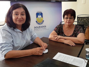 Prefeita Délia Razuk destaca trabalho de deputados em favor de Dourados; na foto, com a secretária de Saúde, Berenice Machado
