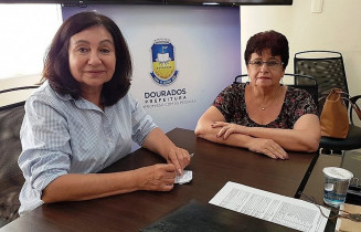 Prefeita Délia Razuk destaca trabalho de deputados em favor de Dourados; na foto, com a secretária de Saúde, Berenice Machado