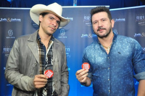 Lives Sertanejas cheias de solidariedade acontecem nesse feriadão